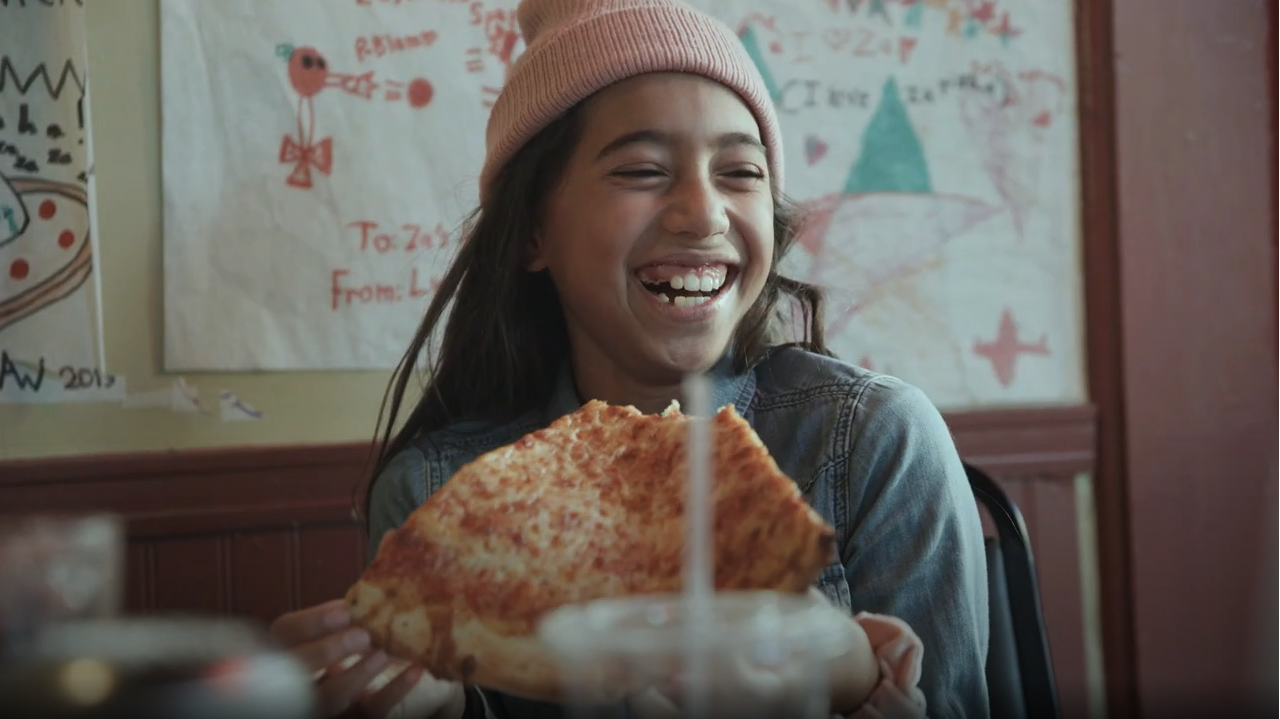 Enfant mangeant une pizza